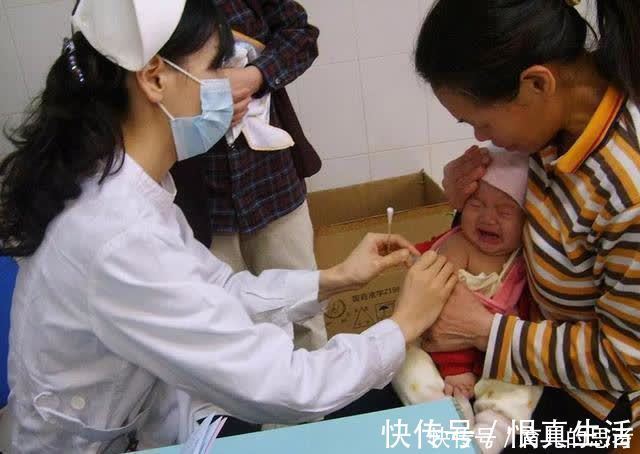 宝宝|1岁宝宝接种疫苗火了，医生不忍心下手，网友：欠你一个影帝