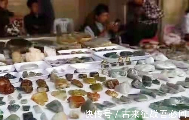 夜明珠@男子承包矿山挖出重6吨夜明珠,估值26亿卖不掉,放在公园成路灯