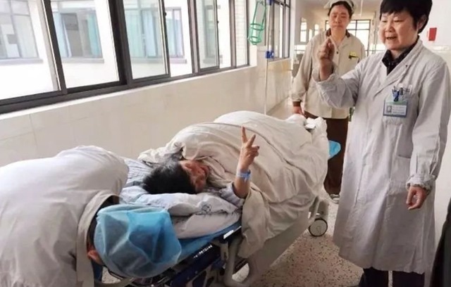 试管婴儿|60岁高龄产妇冒死产下双胞胎,如今生活凄惨、家徒四壁,值得吗
