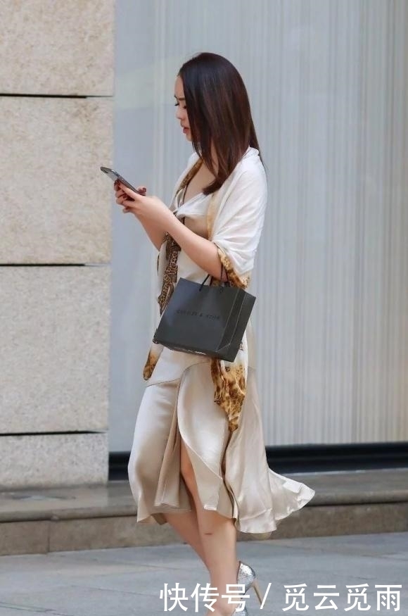 真丝连衣裙配披肩,简约又大气,美的雍容华贵