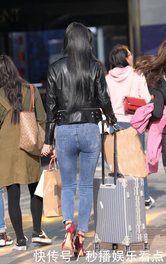 造型|妆容精致的气质女生,穿牛仔裤搭配皮夹克,秀出了靓丽帅气的造型