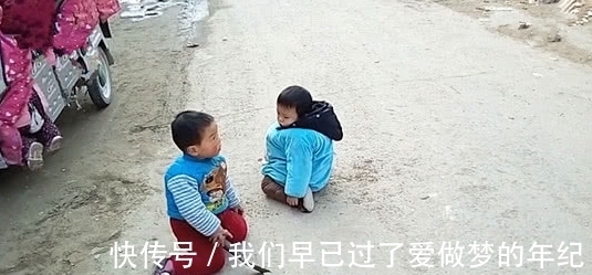 爷爷|自从看过村里办白事,瞧俩孙子见到爷爷的行为,爷:真是亲孙