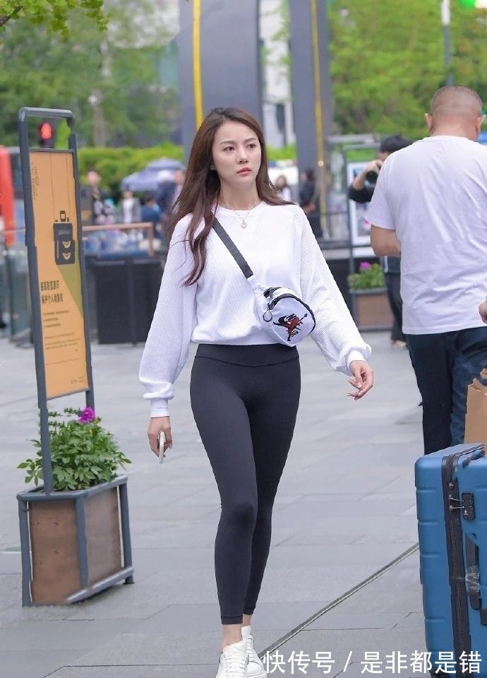 打底裤|清新活泼打底裤装扮不乏气质，露出姑娘修长的美腿，还能显瘦