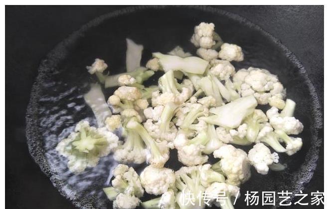 下饭|西红柿新吃法,加入菜花和辣椒,香辣下饭,吃的汤都不剩