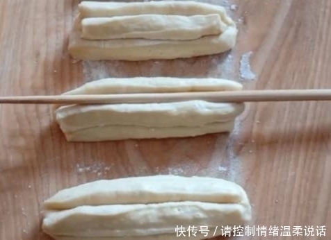 正确做法|炸油条用酵母和泡打粉都不对，面点师傅教你正确做法，黄金酥脆！