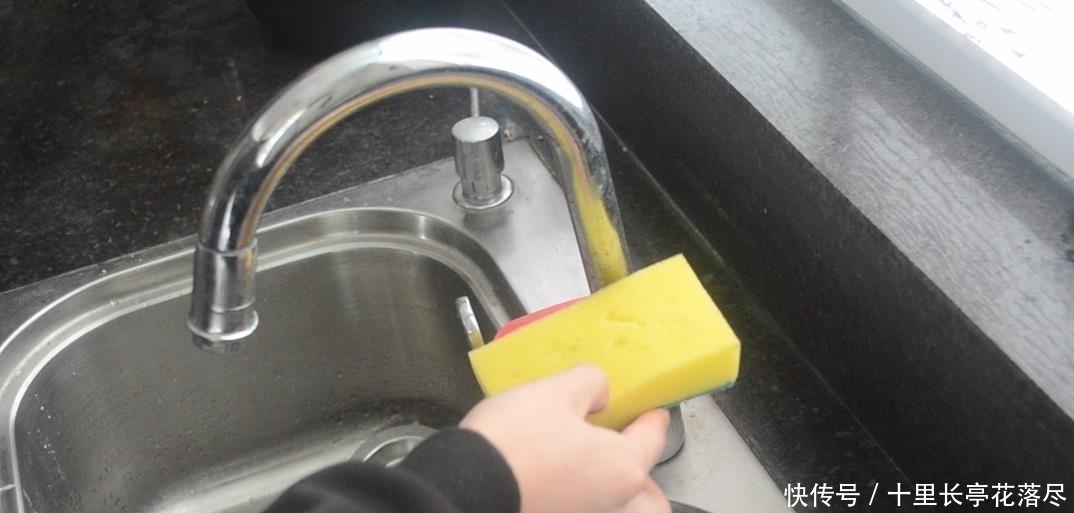 桶装水上的塑料提手别扔了,留在家里有大用处,看完去试试