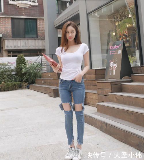 小姐姐|美女街拍:紧身牛仔裤,可以很好的勾勒出腿部的优美曲线,女人味十足