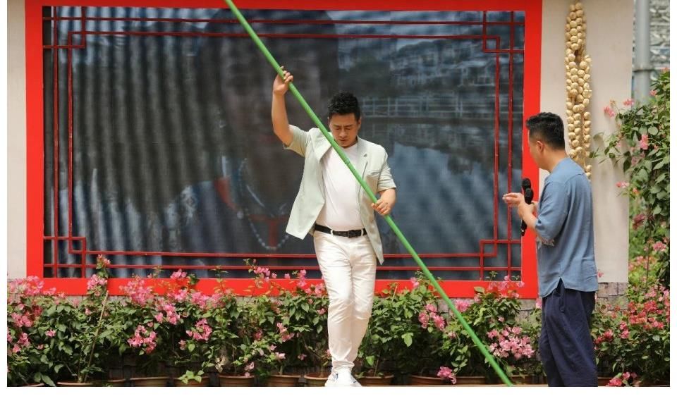 修路|鄉(xiāng)村大舞臺“當(dāng)代愚公”耗時(shí)十年修路，背后的故事竟如此感人！