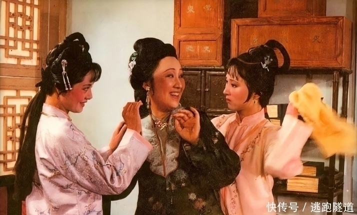 薛宝钗|薛家两个嫁不出去的女儿,一段心事藏得深,却被满院异香出卖