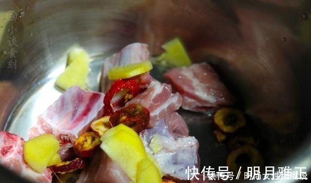 焯水|炖排骨时,有人焯水有人浸泡,方法错了,排骨肉质柴,不香也不鲜