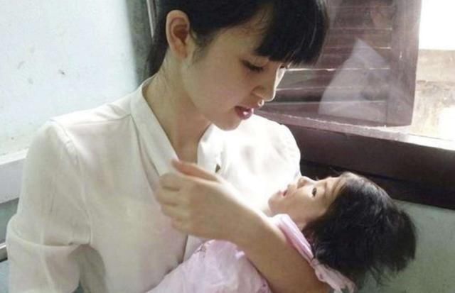 孕妇|小孩因病被父母遗弃饿成皮包骨,被网红收养后,现在怎样了