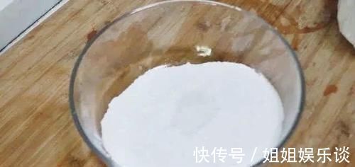 红糖水|糯米粉最好吃的做法，开水一烫，大刀一切，全家人都有爱吃