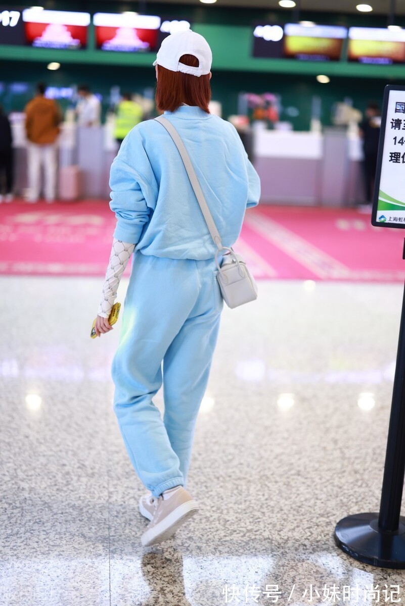 治愈感|何超莲清新街拍好养眼!蓝色卫衣套装搭白色棒球帽,治愈感十足