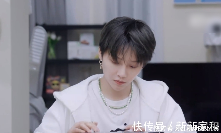 刘雨昕把排骨烧焦，范丞丞反应太真实，确定不进行一下表情管理？