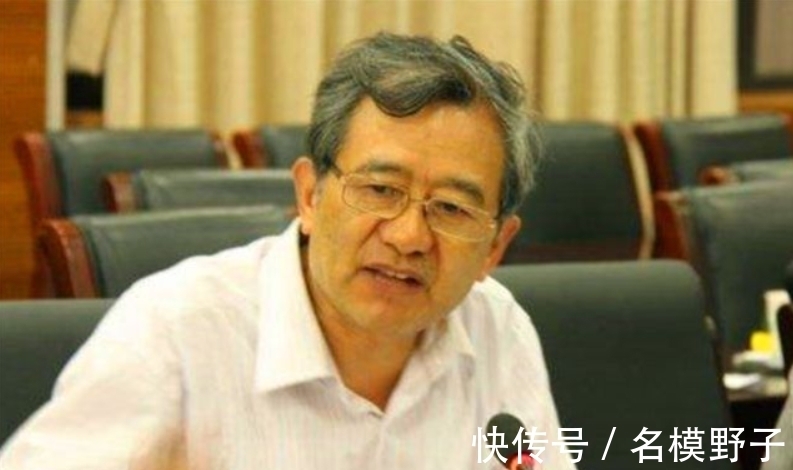 书法！头发当笔鼻孔写字，美协主任陈传席：撤销中书协，这事儿不能再等