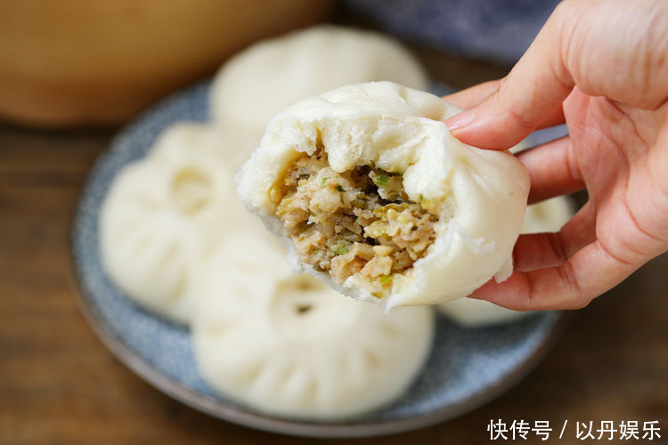 用东北特色菜蒸包子，味道倍儿鲜美，老公自己就能吃一屉，真服了