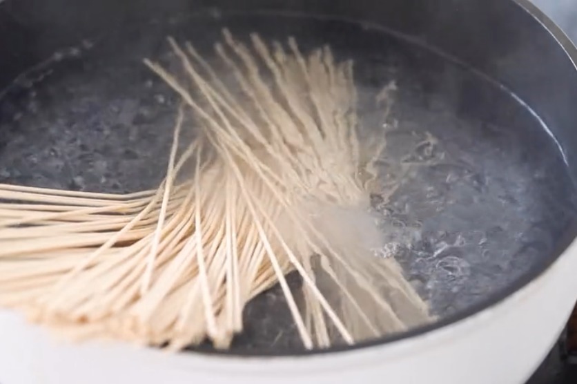 1分钟学会这道豪华版热干面，香辣美味，面条筋道，太过瘾了