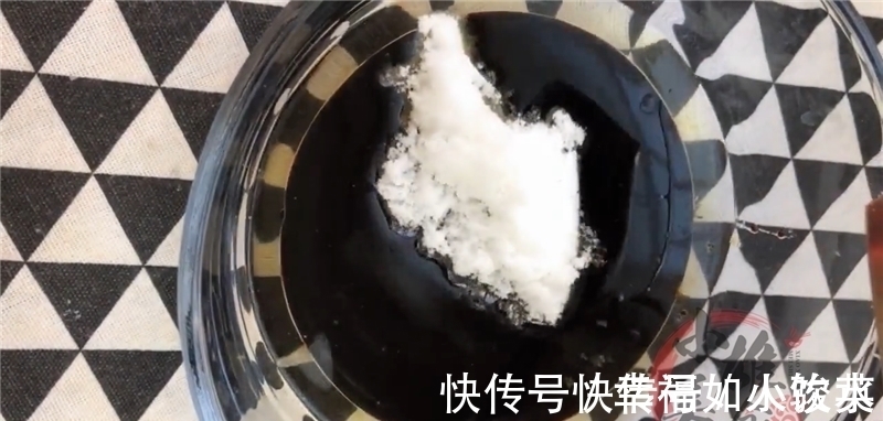 电饭锅|一整只鸡丢进电饭锅, 不用一滴水, 做出来鲜嫩多汁, 超级好吃