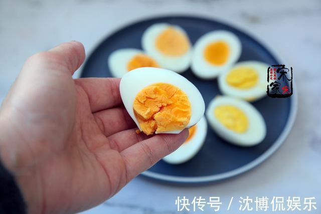 鸡蛋别直接用清水煮，多加2步，不炸裂，蛋壳还一剥就掉