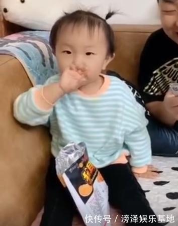零食|女儿吃零食,喂了爸爸一口,把手抽回来一闻:手不要啦