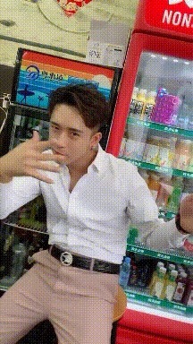 |搞笑GIF:妹子,难道你们这男厕所和女厕所不在一起?