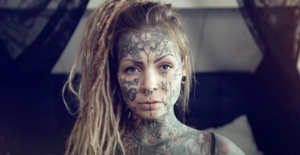 网红|芬兰网红穿上婚纱搭配纹身很美，携手新郎向粉丝炫耀独特婚礼