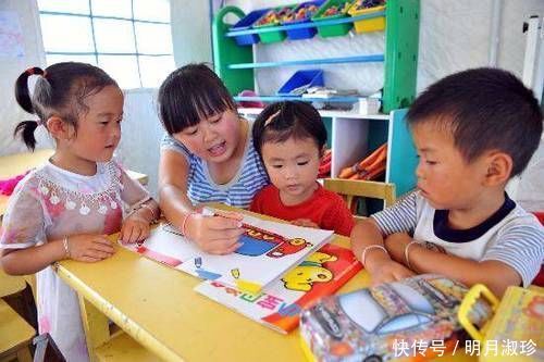 3岁女儿不敢尿尿，妈妈被气哭，必须向幼儿园讨个说法