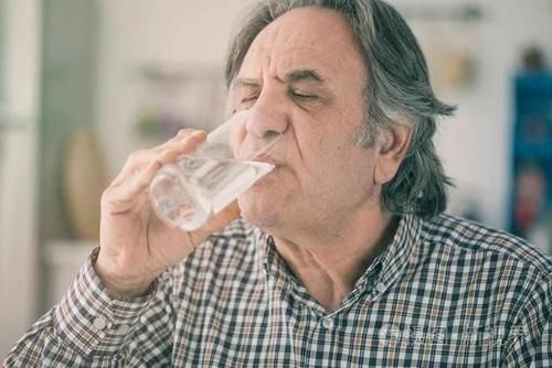 慢性疾病|血脂偏高能不能喝牛奶？若不想甘油三酯升高，尽量避免3种食物