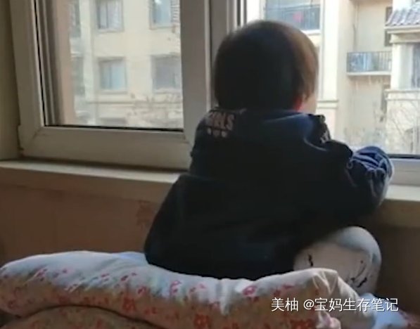 妈妈|妈妈禁止女儿看电视,女儿却趴在阳台发呆,仔细一瞧原来如此