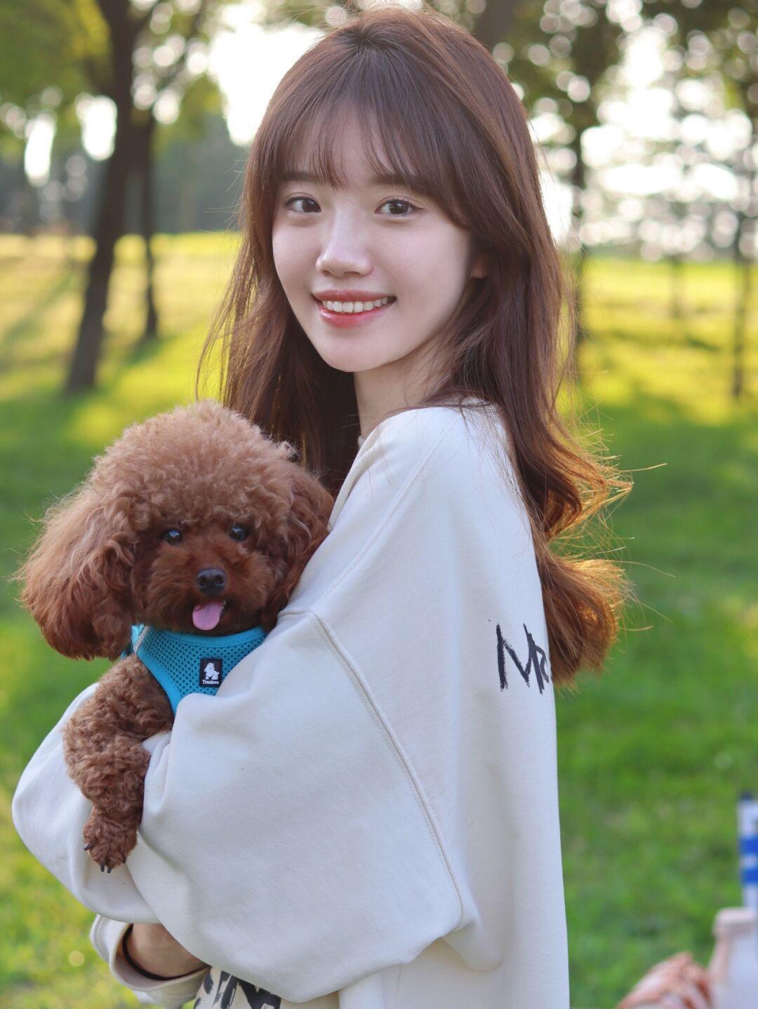 美眉|谁说穿卫衣普通?get这些时髦精必备小技巧,秋季出街告别路人感