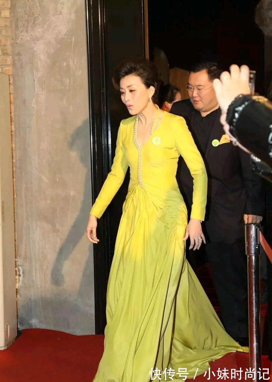 连衣裙|杨澜:腹有诗书气自华,一袭黑色斜肩连衣裙高级洋气,气质端庄