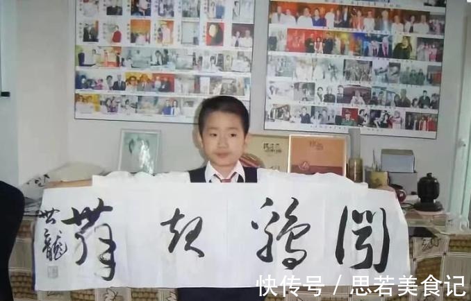 小小年纪!书法神童何世龙:9岁进书协,11岁4个字卖11万,今21岁的他在干啥