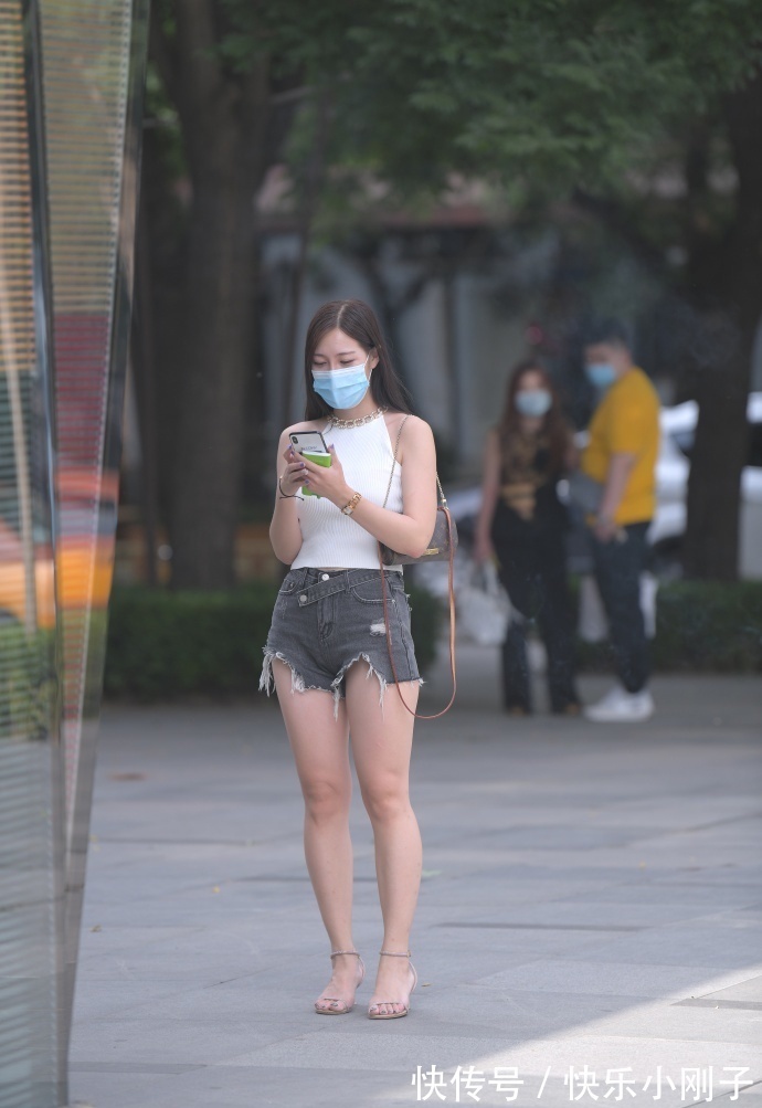 小姐姐|小姐姐挂脖无袖上衣，米白色流苏小清新的风格，展现时尚感