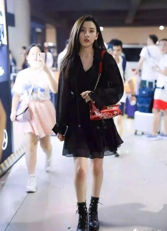 连衣裙|忘掉高跟鞋,“连衣裙+平底鞋”才是夏季王炸组合