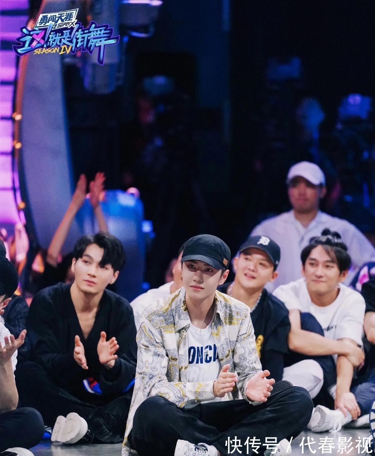 布布|王一博戴着狗狗帽子可爱上线,说卡卡跳舞不咋地,替布布报仇了