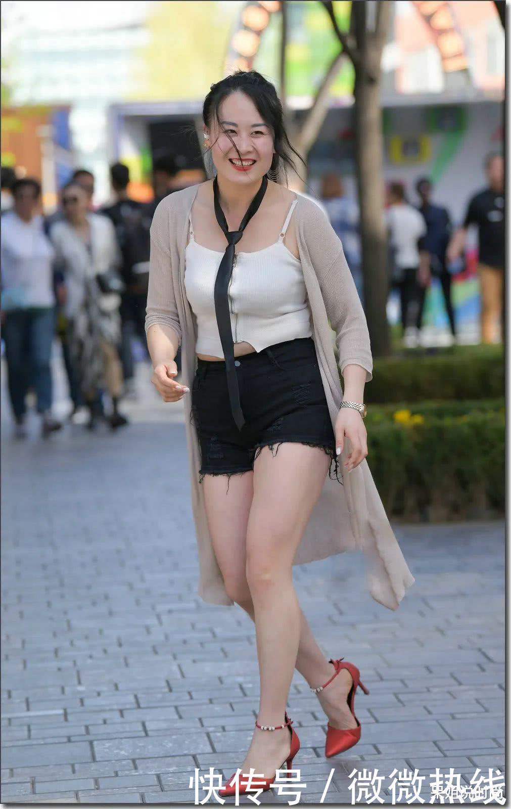 时髦的穿着让“丰腴动感”的大姐姐,在街头“翩翩起舞”