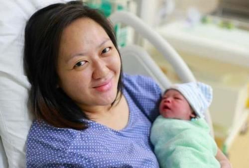 宝妈|50岁“冻龄奶奶”火了,背影像少女,带娃遛弯被误认为是宝妈