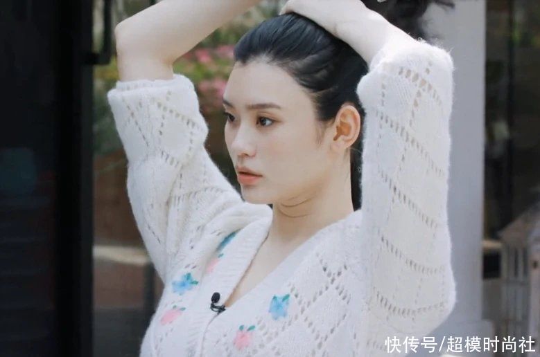  超模|32岁刘雯佛系穿搭太美！毛衣配牛仔裤显朴素，网友：超模界清流