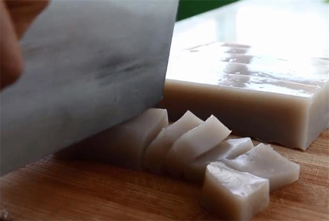 教你在家轻松制作凉粉，掌握好淀粉和水的比例，做出来才筋道好吃