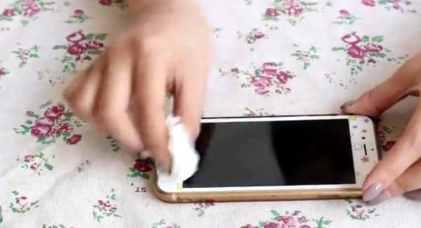 手机屏幕脏了别用水擦,教你2个妙招,擦完跟新买的一样干净
