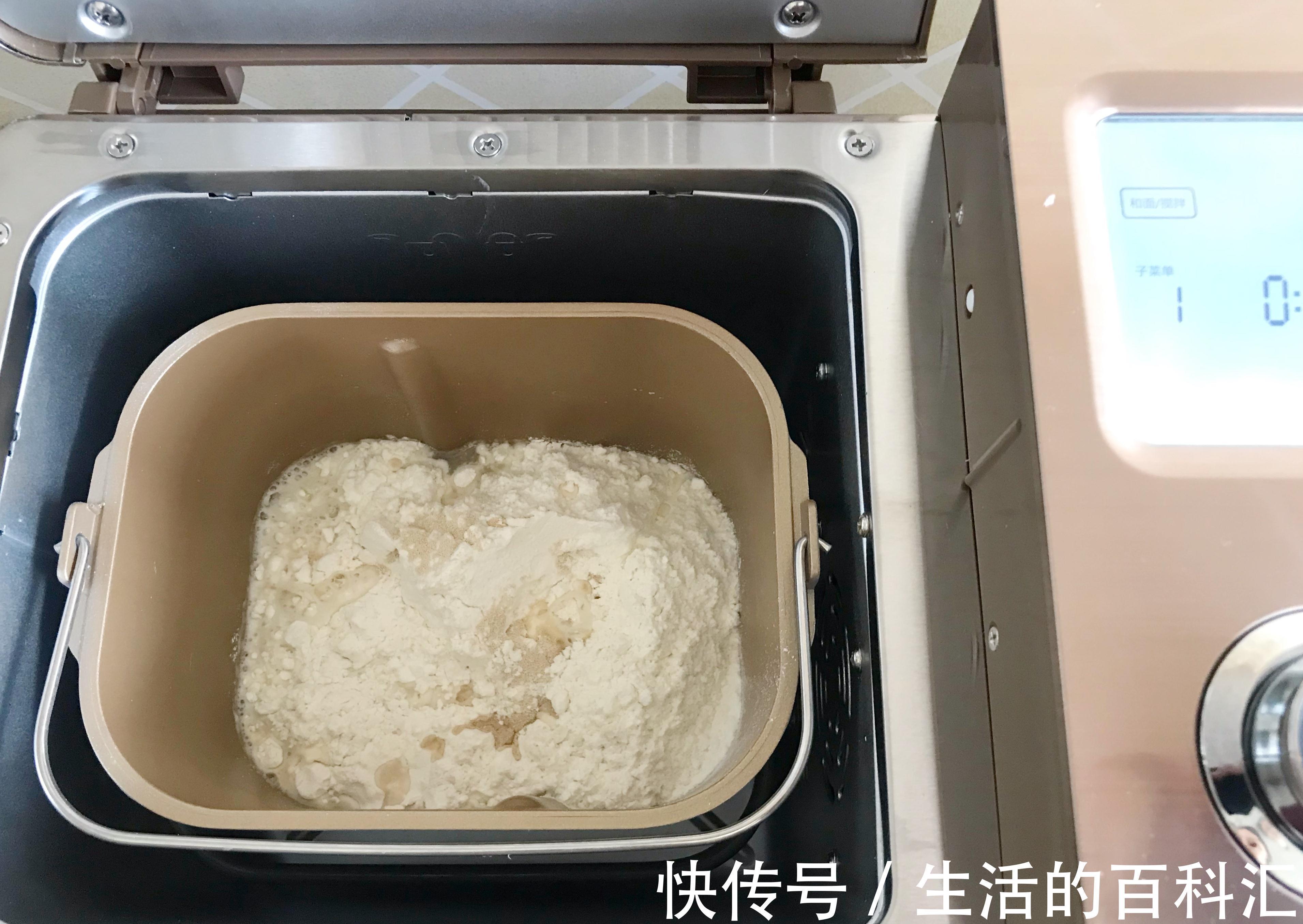 不用擀面皮,不用刷油酥,只需要三分钟,好吃的椒盐小饼就出锅