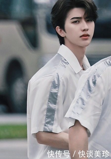 蔡徐坤|内娱人气榜前十更新，老牌顶流回归前三，黄子韬的排名引不满