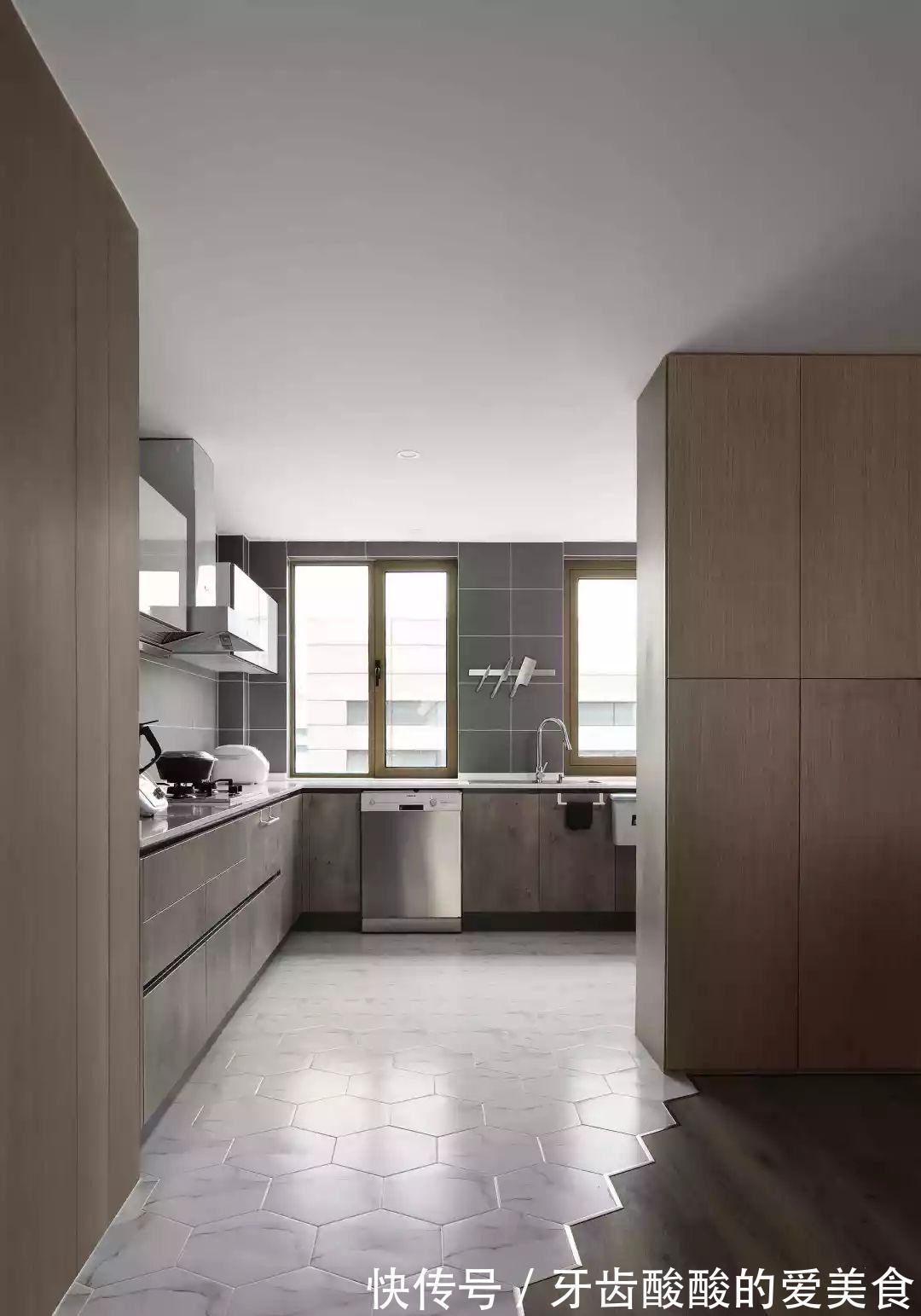 简约|150㎡现代简约,客厅太宽敞,装个矮墙电视墙,隔出一个办公房