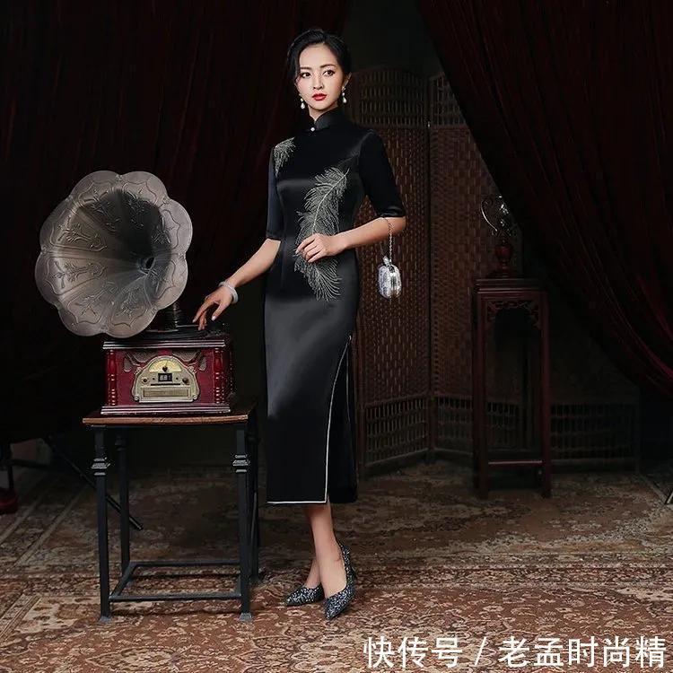 中国女性|复古风的黑色旗袍,显瘦百搭能够显出女性的气质,一般人驾驭不了