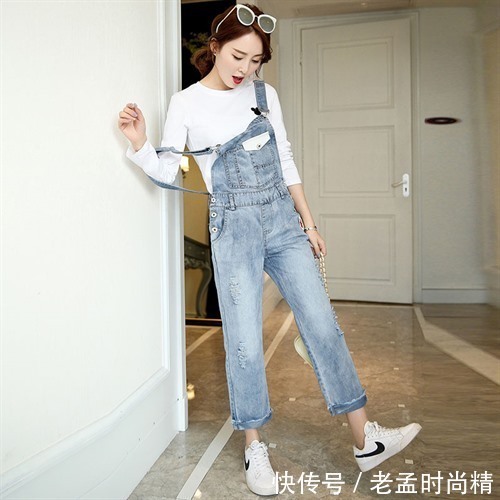 胸前 胸前口袋的设计个性十足,精致的装饰更加显示出减龄的特点。