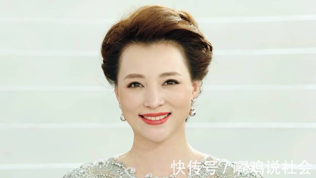 46岁的董卿,在路人的镜头下长这样身高也暴露了