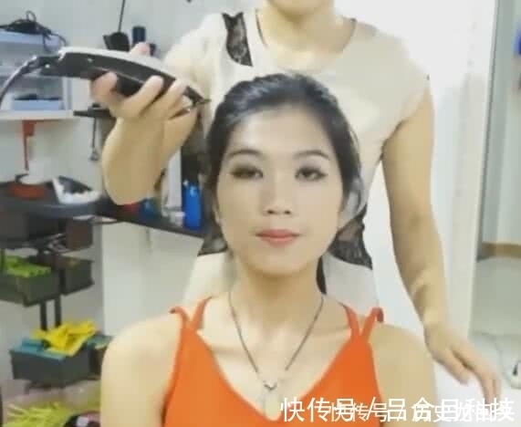 发型师|小姐姐去理发店,发型师手一抖剃了个光头,小姐姐哭着同意剃完
