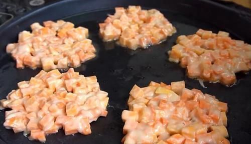 教你做一道好吃有营养的红薯小饼,做法简单,孩子一顿能吃4个