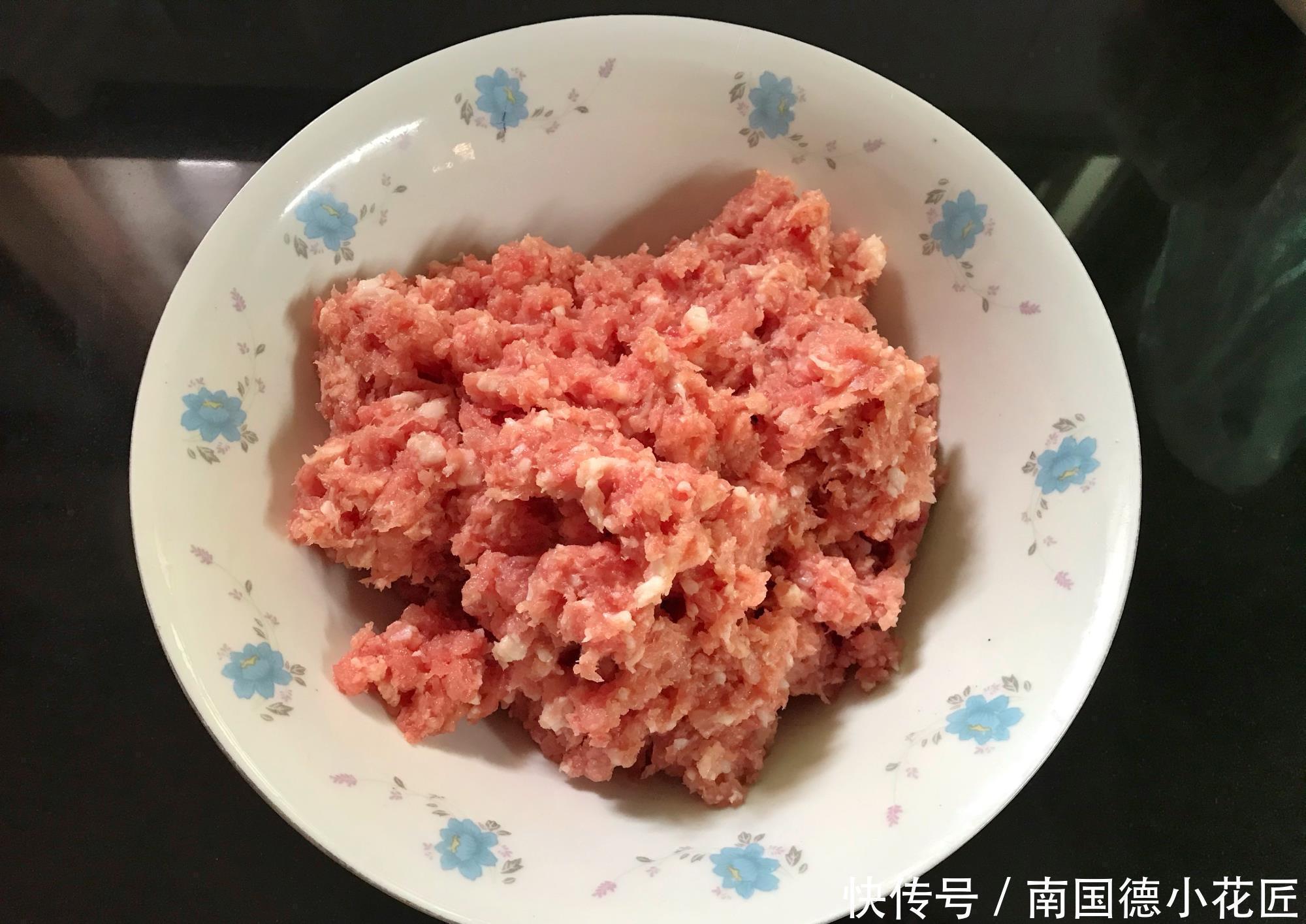 冬季,此菜正当季,用来包饺子,鲜嫩多汁,比纯肉的好吃,真鲜