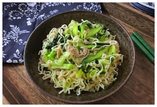 不想做饭就来碗快手炒面，美味营养，简单易做，10分钟吃上